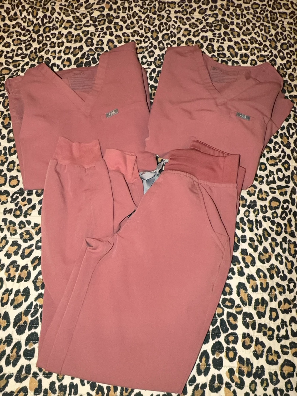 Figs Women’s Jogger Scrub Set in Rose Dust